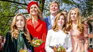 In duitsland hebben ze geen koningshuis, maar dat betekent niet ze vinden namelijk dat vooral prinses amalia in het oog springt op de nieuwe kiekjes. Koningin En Prinses Dragen Kleding Van Belgische Ontwerper Update Rtv Noord