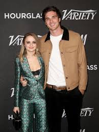 The kissing booth 2 is a 2020 american teen romantic comedy film directed by vince marcello, from a screenplay by marcello and jay arnold. Yx Vshuszds0fm
