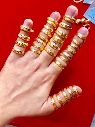 Cincin emas didesain sedemikian rupa membentuk perhiasan cantik yang terdiri dari beraneka ragam bentuk yang sangat menarik. Cincin Belah Rotan Emas 916 Asli Size 17 18 Women S Fashion Accessories On Carousell