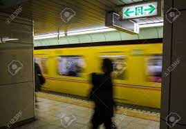 露出スタイルで日本の地下鉄駅で Blured 人の写真素材・画像素材 Image 53257777