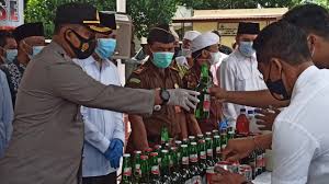 Polrestabes surabaya musnahkan botol miras (foto: Fjukt4c6mw1unm