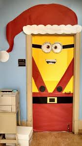 20 Magnifiques Idees Pour Decorer Une Porte Pour Noel Une Idee A Bricoler Avec Les Enfants Holiday Door Decorations Christmas Classroom Door Office Christmas Decorations