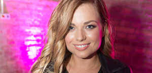 Laura tried to represent her country another time, participating in a magyar dal 02 with two songs. Ripost