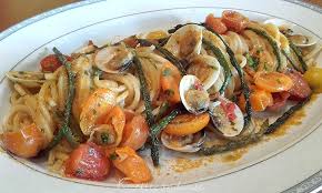 La causa di tale disputa è l'utilizzo del pomodoro: Spaghetti Quadrati Con Pomodorini Asparagi Vongole E Bottarga