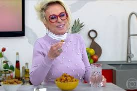 A ana maria braga é uma personalidade global, global no sentido de trabalhar para a rede globo emissora de televisão. Gtfxdjynfs 8sm
