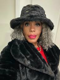 Introduction and photo sharing in a fashion group