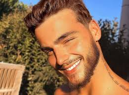 Au début, il voulait adixia pour faire chier giuseppa mais il est tombé dans son propre jeu. Simon Castaldi Les Marseillais Vs Le Reste Du Monde Vous Ne Devinerez Jamais Avec Quelle Candidate Emblematique Il Est En Couple