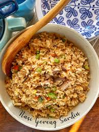 Resep nasi goreng sarden kemasan kaleng berikut mudah kamu praktikkan, cocok buat menu sarapan kamu dapat mengikuti cara membuat nasi goreng sarden kaleng dari sajian sedap untuk 5 porsi berikut. Resepi Nasi Goreng Sardin Cepat Sedap Resepi My