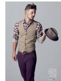 Beige Weste Dunkelrotes Langarmhemd Mit Schottenmuster Violette Jeans Grauer Hut Fur Herren Moda Hombre Ropa De Hombre Chalecos De Vestir