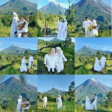 Karena saya liat mereka orangnya santai ya pas ke sini pake sneaker, orangnya happy dan tidak kaku. Prewedding Merapi Jogja 17 Foto Prewed Casual Hijab Outdoor Simple Romantis Niken Pandu Fotografer Pernikahan Prewedding Wedding Photographer Jogja Yogyakarta Indonesia