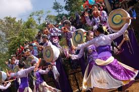 Rampak gendang merupakan kesenian yang berasal dari jawa barat. Lengkap Tari Rampak Bedug Sejarah Pola Kostum Musik Video