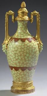 Beau Vase Couvert En Porcelaine Jaune Celadon Genre Chantilly A Decor Vase Celadon Porcelaine
