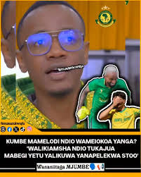 UNAAMBIWA Kuna muda MESSI ametaka kusogea kwenye majukwaa awasabahi  mashabiki kwa kuwapungia mikono angalau akazuiwa... Aliposepa wandewa  wakaamua kuvamia UWANJANI kujibweda Hadi HELA YAO iishe😂 Wananiitaga  MJUMBE, na MJUMBE hauwawi 🗣️📢 .