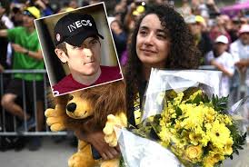 Así lo ha hecho público el pedalista en sus redes sociales. A Novia De Egan Bernal Se Le Van Los Ojos Con Thomas