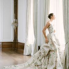 Iconic bridal designer monique lhuillier is all about romance and style. New Monique Lhuillier Wedding Dresses Plus Past Collections