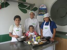 Una vez mezclado incorporamos la hierba de limón, cebollino y por último agregamos la albahaca, todo bien picado, servimos el aderezo inmediatamente sobre la ensalada. Albahaca Escuela De Chefs Home Facebook