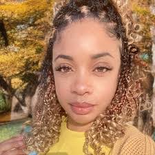 Roxie Palmer's Instagram, Twitter & Facebook