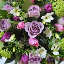 Stimate client, noastre buchete de flori, aranjamente, ghirlande și coroane de flori sunt realizate individual cu proaspete flori de sezon, în unele cazuri, poate fi necesar să se înlocuiască unul sau mai multe flori de o calitate. Buchet Deosebit Cu Flori De Primavara Flowers Garden