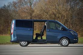 In europe, ford manufactures the ford transit jumbo van which is classed as a large goods vehicle and has a payload of up to 2,265 kg, there are options of a panel van, pickup or chassis cab. Vorstellung Ford Transit Custom Phev Sauber Auf Die Letzte Meile Auto Medienportal Net