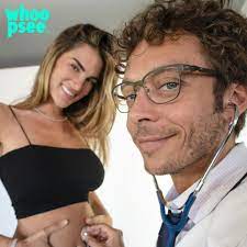 Per farlo hanno scelto delle foto simpatiche (che potete ammirare più in basso) in cui il pilota indossa i panni del dottore e con tanto di stetoscopio controlla il pancino che cresce della modella. 0esoow G3ryo M