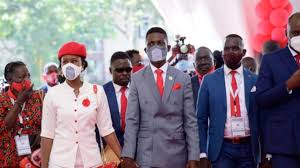 Singer julio iglesias, 64, and his partner miranda rijnsburger, 42, have shared photos of their five children together on a beach. Aronismart Uganda Bobi Wine Opposition Presidential Candidate Challenging Yoweri Museveni Arrested In Brutal Police Repression