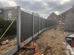 Danischer Sichtschutzzaun Mit Betonpfosten Betonbodenelement Und Anthrazitfarbenen Wpc Sichtschutzelementen Gartendekoration Sichtschutzzaun Gartentor