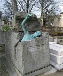 The Most Dramatic And Romantic Grave In Pere Lachaise Cemetery Pere Lachaise Cemetery Cemetery Art Cemetery Statues