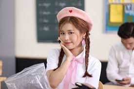 She moved to vietnam with her father, as her father had work in the country. Há»c Tro CÆ°ng Cá»§a Ä'ong Nhi Han Sara Ra Máº¯t Mv Ä'áº§u Tay