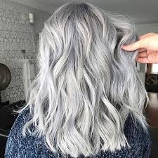 Haare Grau Tonen Wie Zu Hause Sich Gut Zu Farben In Einigen Schritten Silver Hair Color Colored Hair Tips Grey Hair Color