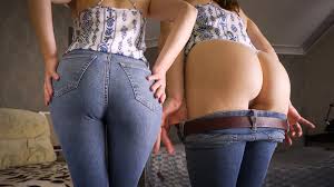 Une MILF PAWG taquine son cul parfait dans un jean bleu moulant
