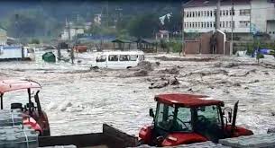 İlçe merkezi adeta bir tsunami gibi gelen sulara teslim oldu. Aw Ftnmztlicqm
