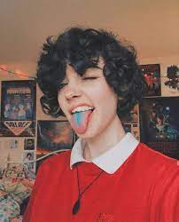 Finding the right cut for your curly hair can be a challenge. Pin By Anaa On Strangergirl Androgynous Hair Curly Hair Styles Boys With Curly Hair