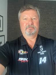 I want to say 'get ready' in the context of a race. Could someone help  please?