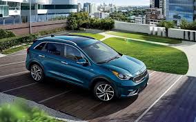 El kia niro tiene una motorización híbrida con 141 cv (19 más que su rival) y, lógicamente, sus prestaciones son mejores. Comparison Toyota Chr 2018 Vs Kia Niro Hybrid 2017 Suv Drive