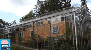 Unsere tourenvorschläge basieren auf tausenden von aktivitäten, die andere personen mit komoot durchgeführt haben. Familie Baut Haus In Einem Gewachshaus Ihr Umweltfreundlicher Traum Geht In Erfullung Youtube