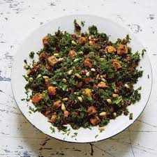 Rezept Von Ella Mills Grunkohlsalat Mit Getrockneten Tomaten Oliven Und Susskartoffeln Getrocknete Tomaten Grunkohlsalat Grunkohl Rezepte