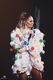 Smiley , delia — ne vedem noi. Sala Palatului A Devenit Acadelia Un SpaÈiu Magic Èi Colorat In Care Delia A Transmis Publicului Bucuria CopilÄriei Poze