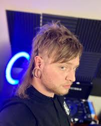 Fresh cut and a great experience! Thank you to @salonyuriy for the amazing  experience! Art is amazing in all forms! * * * #altfashion  #alternativefashion #alternativerock #haircut