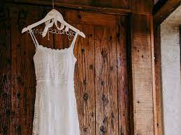 Lining attached to lace from waist up. Where To Find The Best Secondhand Wedding Dresses