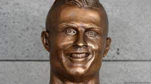The groin area on ronaldo's statue in portugal has apparently been rubbed so frequently that the bronze has been polished into a fans can't stop rubbing this cristiano ronaldo statue's crotch. Maligned Ronaldo Statue Replaced At Madeira Airport News Dw 18 06 2018