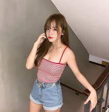 Cô nổi trên tik tok với một loại clip dễ thương, đáng yêu, khuôn mặt xinh xắn. Thiáº¿u Ná»¯ 17 Tuá»•i Ná»•i Tiáº¿ng Nhá» Hat Nhep Kiáº¿m Ä'Æ°á»£c HÆ¡n Nghin Ä'o Thang Tá»« Mxh