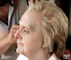 Fotos Antiguas de Mendoza, Argentina y el Mundo de cada década desde 1880:  👵 Antonio Gasalla en la sala de maquillaje, preparándose para interpretar  a Mamá Cora, personaje clásico del actor. 1985.