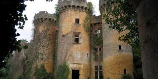 Avec tout ça, trouver un château à vendre deviendra plus facile !. Adjuge Le Chateau De Paluel En Dordogne Vendu 853 000 Euros Mais Pas Adopte