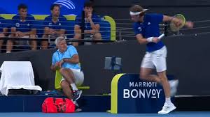 Luis gnecco griego colchón de frutas. Insolito Tsitsipas Golpea A Su Papa Al Destruir Una Raqueta Y La Mama Baja Por Las Graderias Para Retarlo En Pleno Duelo Emol Com