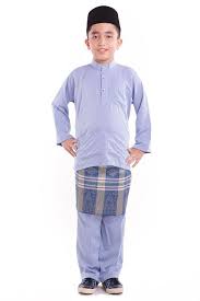 Pemakaian baju tradisional secara tidak langsungnya melambangkan identiti bangsa dan tidak lama kemudian, baju melayu cekak musang juga diperkenalkan. Baju Melayu Cekak Musang Kamdar Eshop Batik Anak Ibu