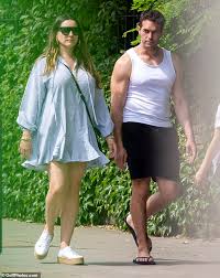 Mark brooks, chairman of mankind, says that, had the genders been reversed, public reactions may have. Kelly Brook Enjoys A Romantic Stroll With Boyfriend Jeremy Parisi Readsector