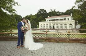 While your florist will help you style wedding flower arrangements, first narrow down exactly what blooms you want on your big day. Weddings Le Image Inc