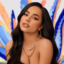 Becky G comenzó a cantar en fiestas a los 15 años para salir de la pobreza
