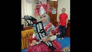 Beberapa model yang memeragakan fashion ramah lingkungan ini pun banyak mengenakan pakaian daur ulang berwarna hijau atau kuning, yang identik dengan tema fashion yang sesuai dengan tema utama gaun daur ulang. Manfaatkan Botol Dan Kantong Plastik Pelajar Smp Ini Desain Gaun Pesta Bernilai Ekonomis Tribun Kaltim