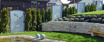 Unsere günstigen gartenzäune bestehen aus geschweißten und feuerverzinkten zaunfeldern, entweder mit einfach (einfachstabmattenzaun) oder. Sichtschutz Aus Metall Ganz Individuell Tiko Metalldesign